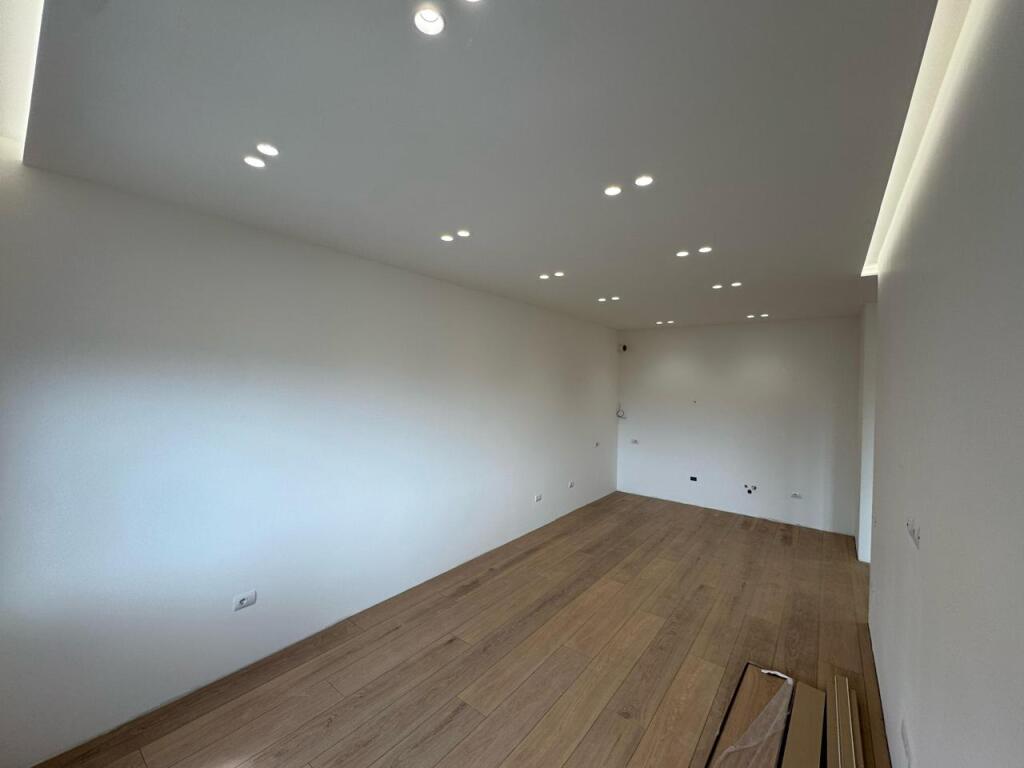 AMBIENTE UFFICIO/ APPARTAMENTO IN AFFITTO - VIA KAVAJES