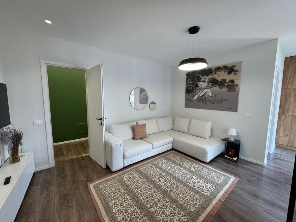 📢 Qira Apartament 2+1 – Rruga e Dibrës, Vila Gold 💶 Çmimi: 1,350 €/muaj