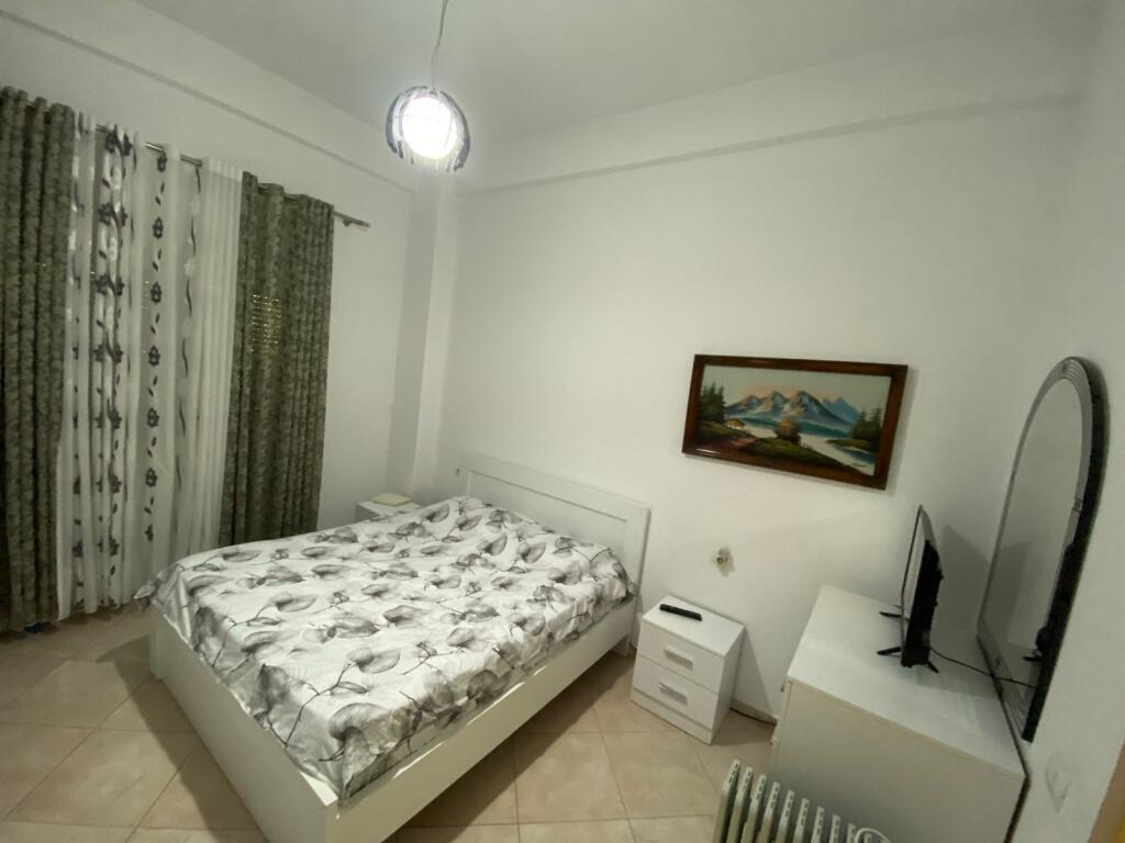 Shitet apartament 2+1+2 tualete ne Fresk prane Pasticeri Melisa.