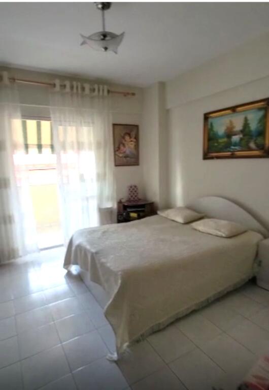 Via Dritan Hoxha, vicino alla Clinica Globe, appartamento in affitto, appartamento in affitto, 2+1+balcone, arredato 60.000 Leke