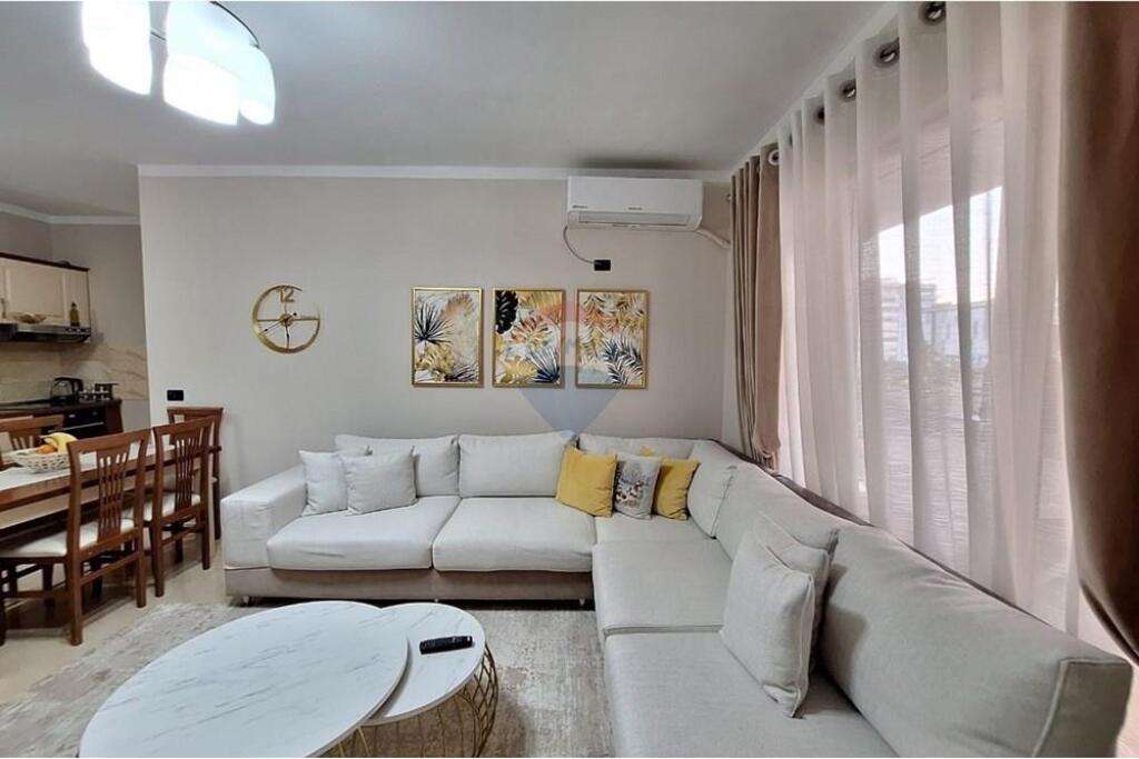 Shitet Apartament 3+1+2 në Zonën e Astirit !