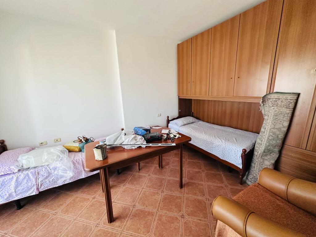 Jepet me qera apartament 2+1 me ballkon te Rruga e Kavajes tek Nela