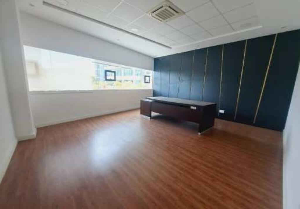 Zyre Me Qera Tek Ish-Ekspozita (ID BZ2675) Tirane