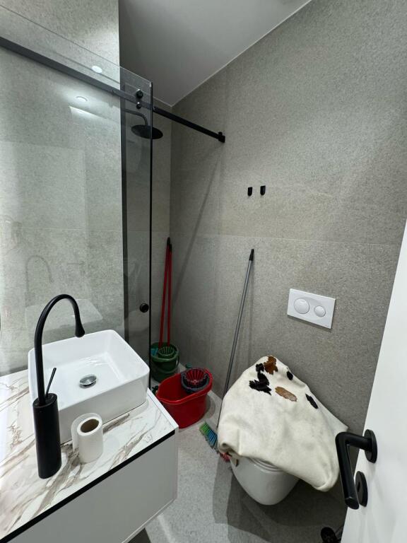 📢 Qira Apartament 2+1 – Rruga e Dibrës, Vila Gold 💶 Çmimi: 1,350 €/muaj