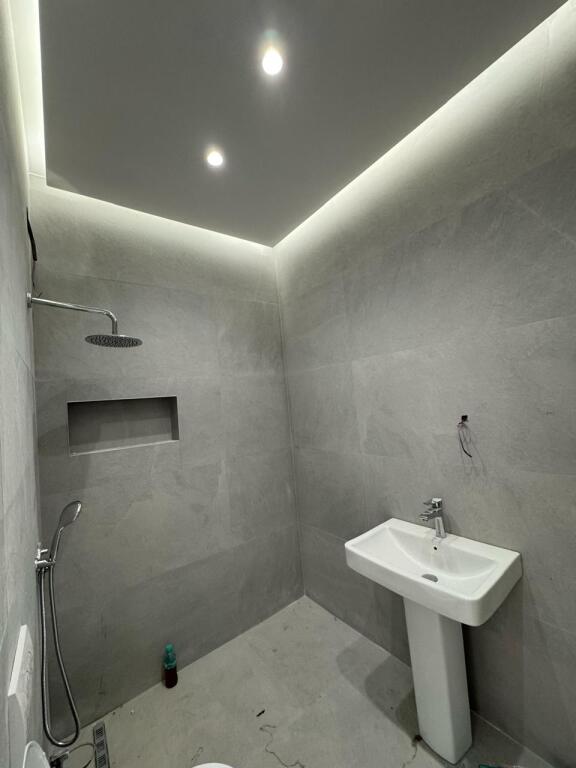 AMBIENTE UFFICIO/ APPARTAMENTO IN AFFITTO - VIA KAVAJES