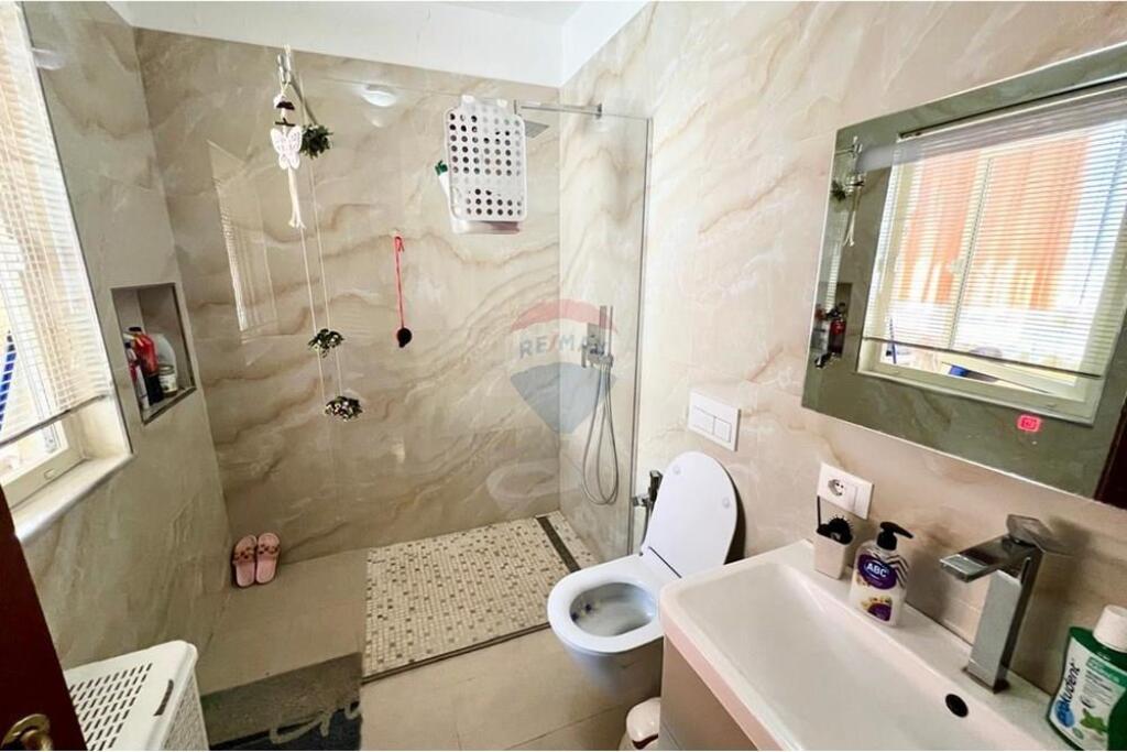 APARTAMENT 3+1+2+PARKIM PER QIRA UNI..I MJEKESISE !
