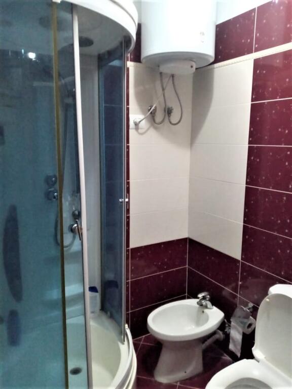 Via Dritan Hoxha, vicino alla Clinica Globe, appartamento in affitto, appartamento in affitto, 2+1+balcone, arredato 60.000 Leke