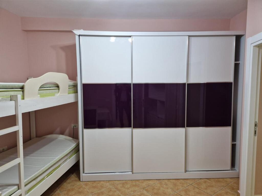 🏢Tek Zogu ZI,Rruga Hysni Gerbolli,jepet me qera apartament 3+1+2+post parkimi,i mobiluar.800 Euro