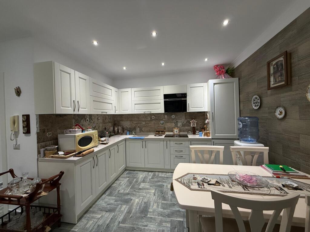 🏠 Shitet Apartament 2+1 me 2 Ballkone – Zona Astir, pranë Vila L 💰 Çmimi: Sipas kërkesës