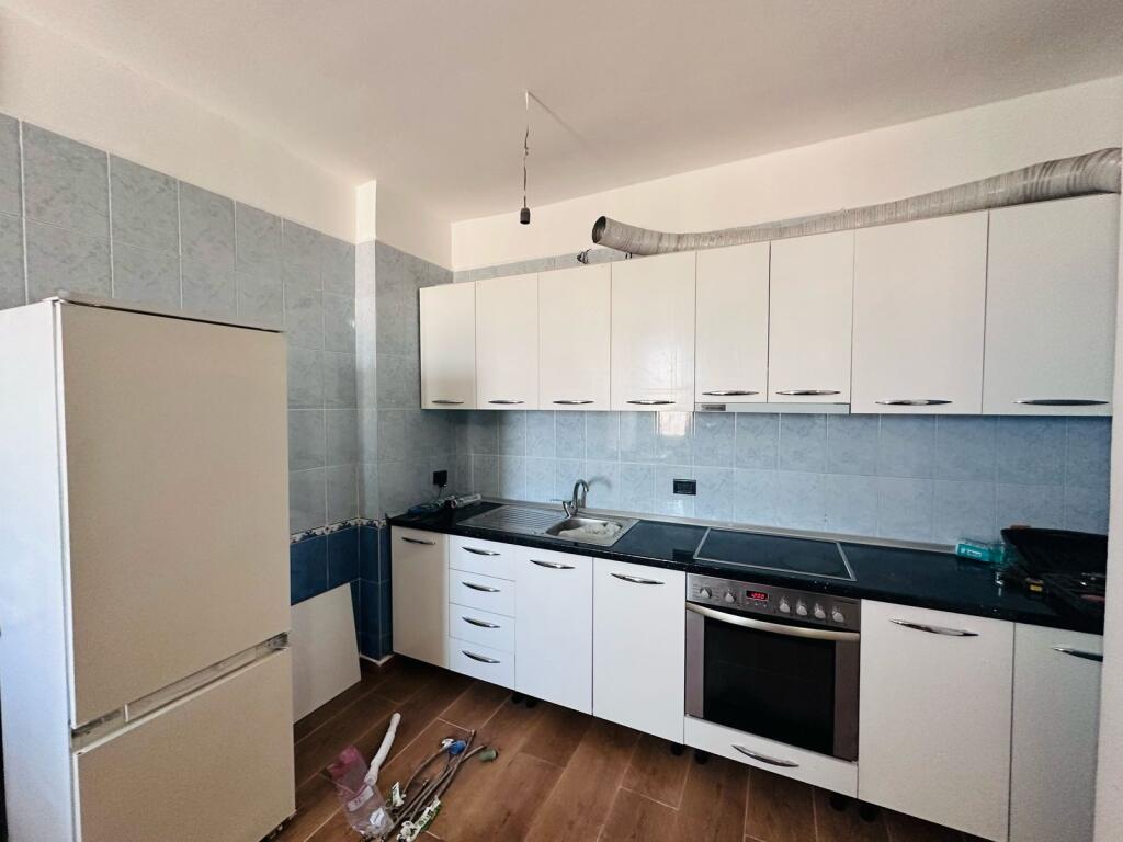 Jepet me qera apartament 2+1 me ballkon te Rruga e Kavajes tek Nela