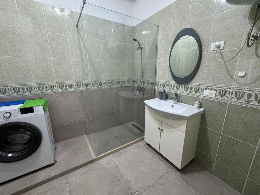 Jepet me qera apartament 2+1 me ballkon te Rruga e Kavajes tek Nela