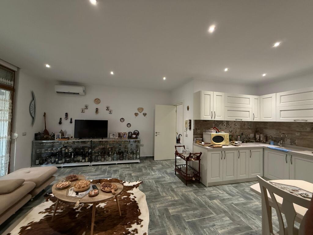 🏠 Shitet Apartament 2+1 me 2 Ballkone – Zona Astir, pranë Vila L 💰 Çmimi: Sipas kërkesës