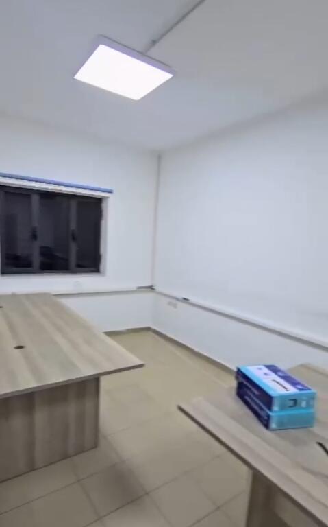 Jepet me qera ambjent per zyra tek sheshi "Avni Rustemi" te Pazari i Ri