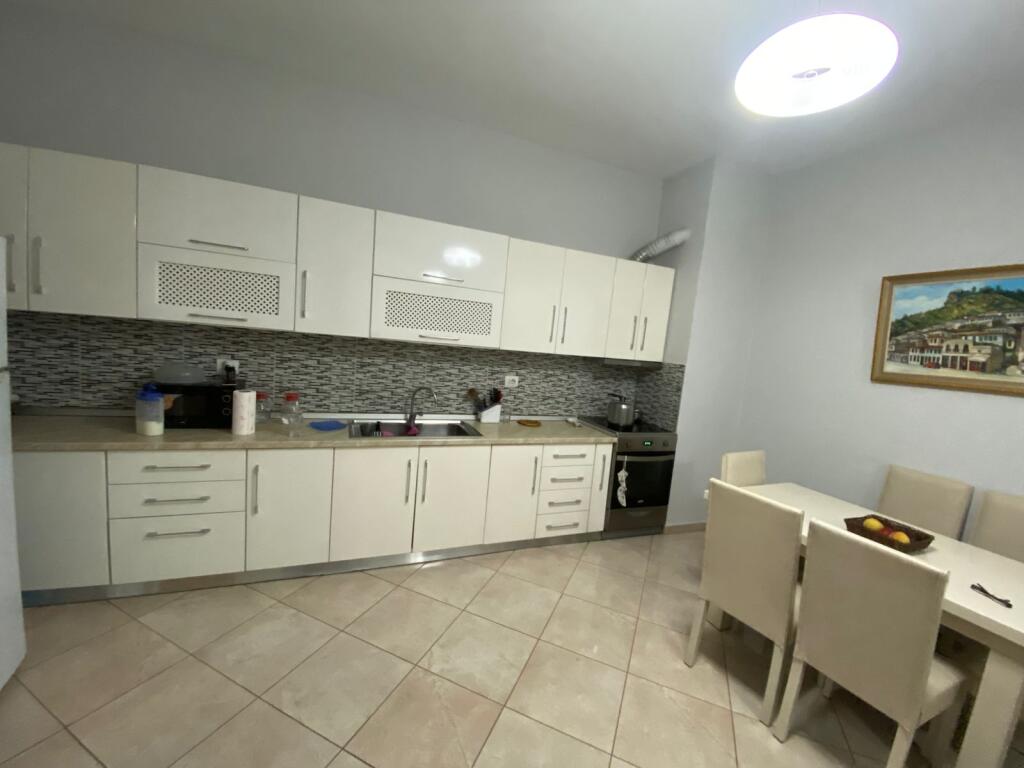 Shitet apartament 2+1+2 tualete ne Fresk prane Pasticeri Melisa.