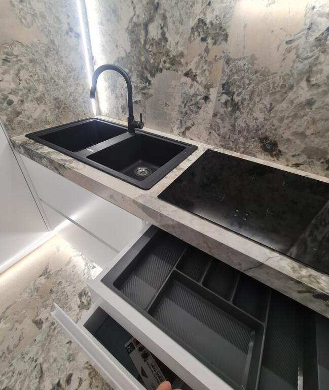 🏡 Modern 1+1 Apartment with Parking Spot – Dry Lake 📍 Near Hotel Radisson💰 Price: 1,200 € / month