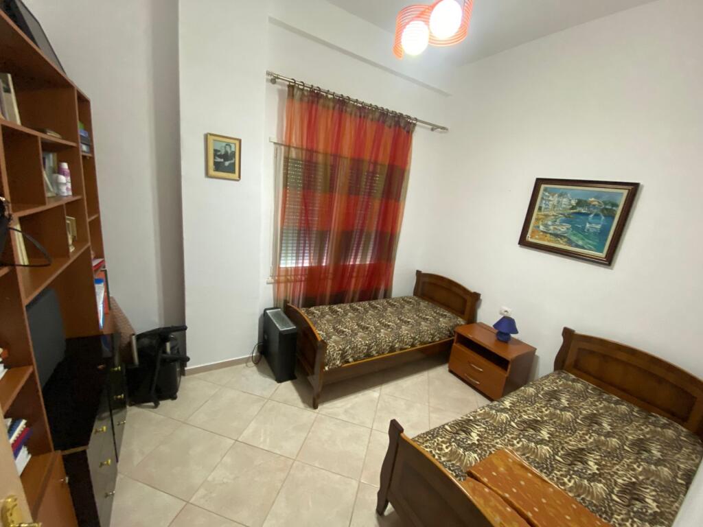 Shitet apartament 2+1+2 tualete ne Fresk prane Pasticeri Melisa.