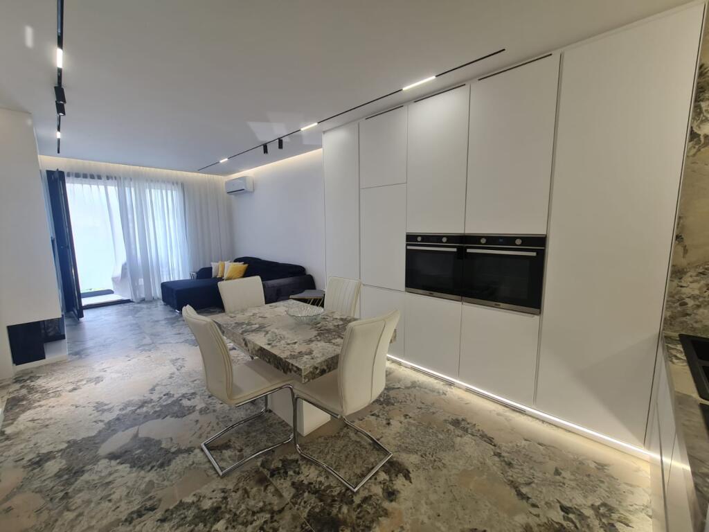 🏡 Modern 1+1 Apartment with Parking Spot – Dry Lake 📍 Near Hotel Radisson💰 Price: 1,200 € / month