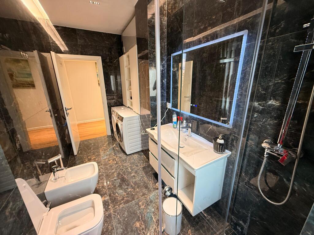 📢 In Affitto – Appartamento 2+1 📍 Centro di Tirana, vicino al palazzo a 9 piani