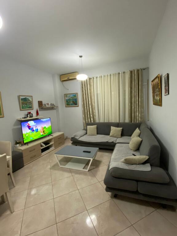 Shitet apartament 2+1+2 tualete ne Fresk prane Pasticeri Melisa.
