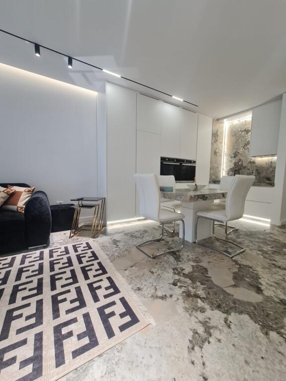 🏡 Modern 1+1 Apartment with Parking Spot – Dry Lake 📍 Near Hotel Radisson💰 Price: 1,200 € / month