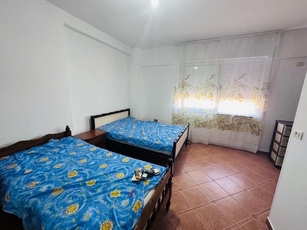 Jepet me qera apartament 2+1 me ballkon te Rruga e Kavajes tek Nela