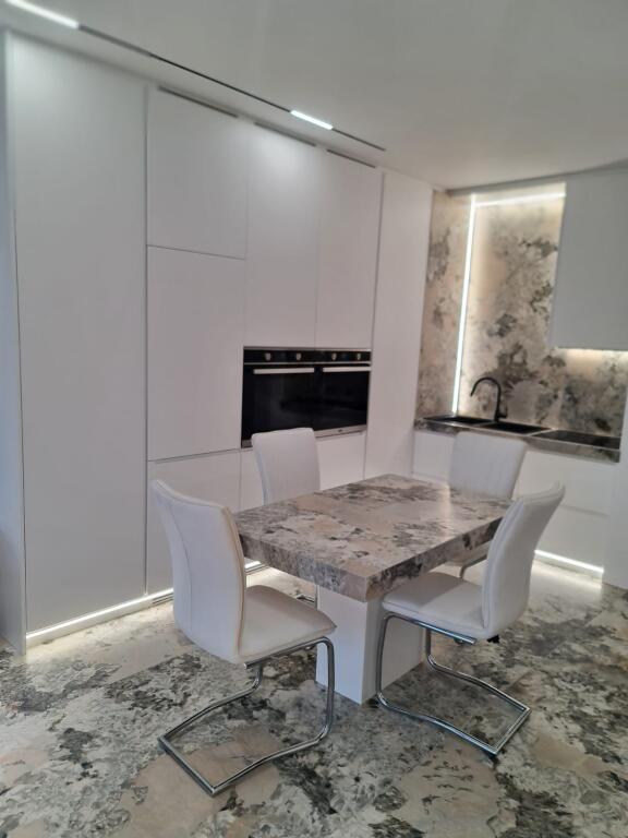 🏡 Modern 1+1 Apartment with Parking Spot – Dry Lake 📍 Near Hotel Radisson💰 Price: 1,200 € / month