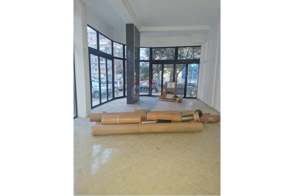 Locale commerciale in affitto ad Astir.