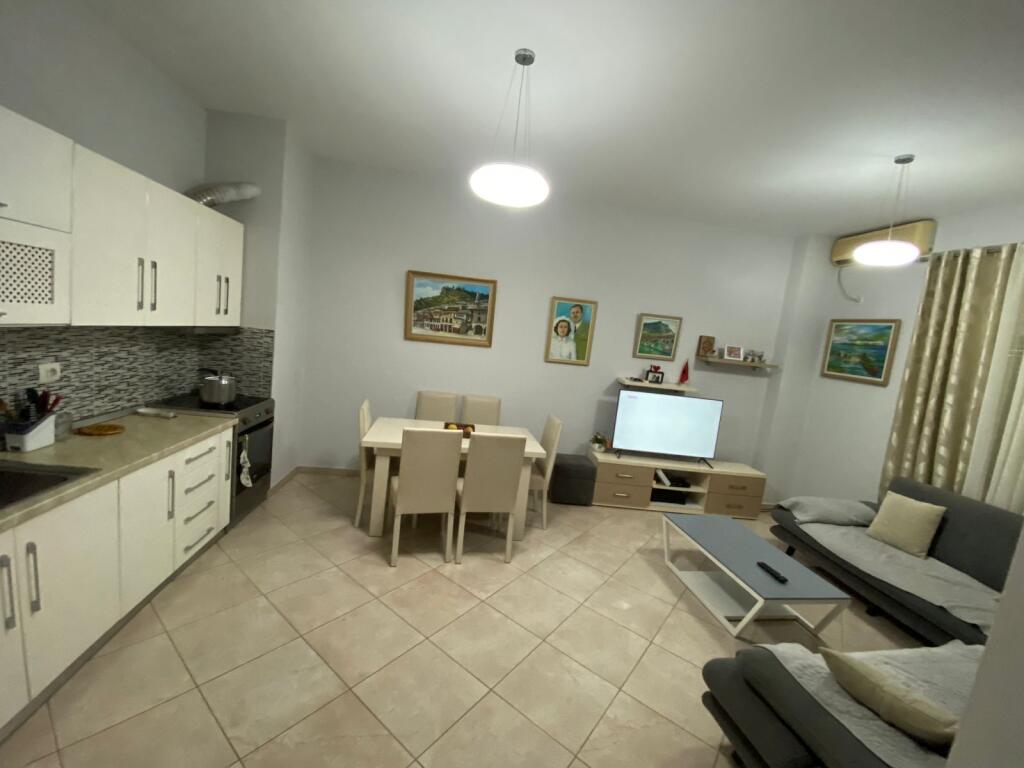 Shitet apartament 2+1+2 tualete ne Fresk prane Pasticeri Melisa.