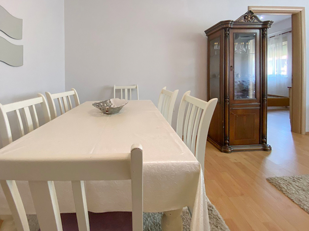  Apartament 1+1 me 2 Tualete për Qira – Pazari i Ri