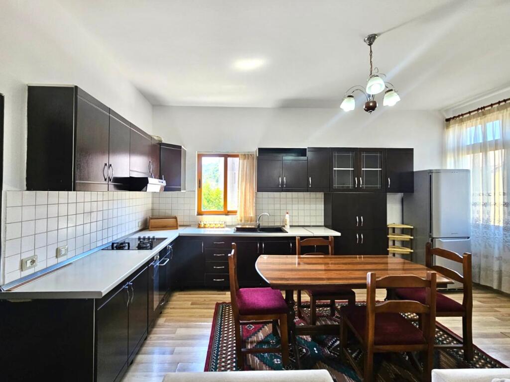 Shitet Shtëpi Private 1 Kat (3+1+2wc) +1 Kat gjysëm-nëntoke + Truall ne Kombinat, Tirane.