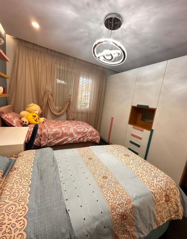 Shitet: Apartament 2+1 Porcelan( prane xhamia xhura)