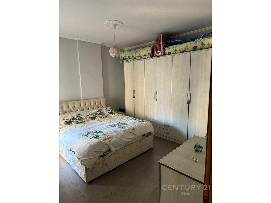 Shitet apartament 2+1 +2 me depo, prane Terminalit D (Veri Jug).