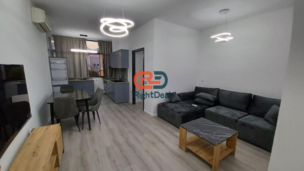 Prane Bulevardit Zogu I Pare, Jepet Me Qira Apartament 1+1, Me Mobilim Te Ri Totalisht I Investuar!