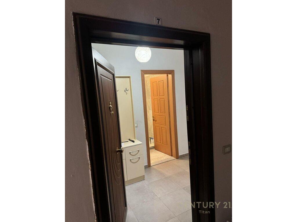 Shitet apartament 2+1 +2 me depo, prane Terminalit D (Veri Jug).