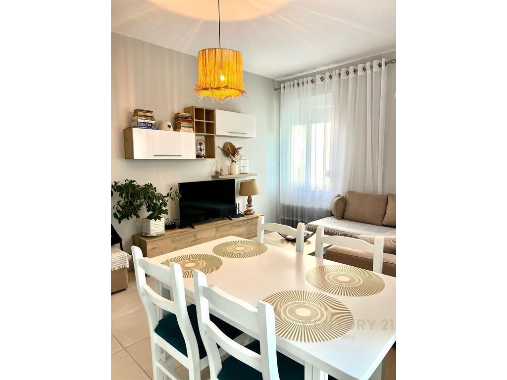 SHITET APARTAMENT 1+1 NE QERRET 50 M LARG PLAZHIT !!!