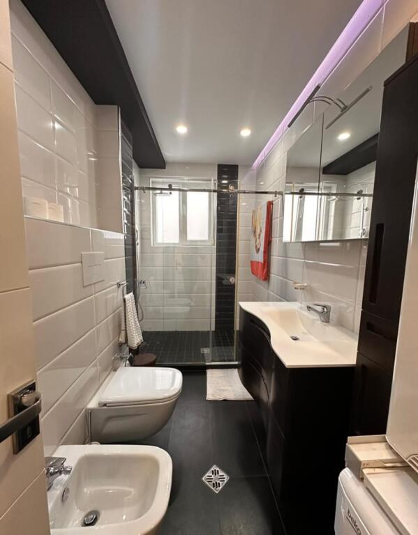 Shitet: Apartament 2+1 Porcelan( prane xhamia xhura)
