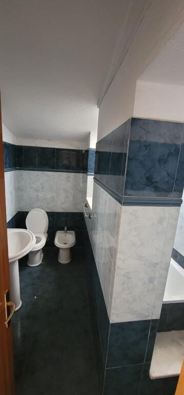 Villa for rent 3 floors 210m2 with yard for business at Partizani High School