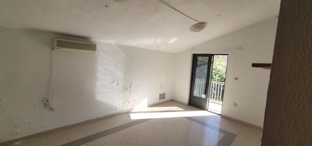 Villa for rent 3 floors 210m2 with yard for business at Partizani High School