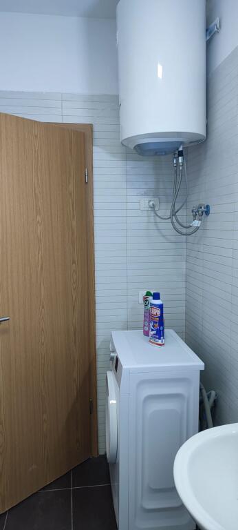 🏢Ish Fusha Aviacionit,Rr.Artan Lenja,jepet me qera apartament 1+1,i mobiluar 50,000Leke