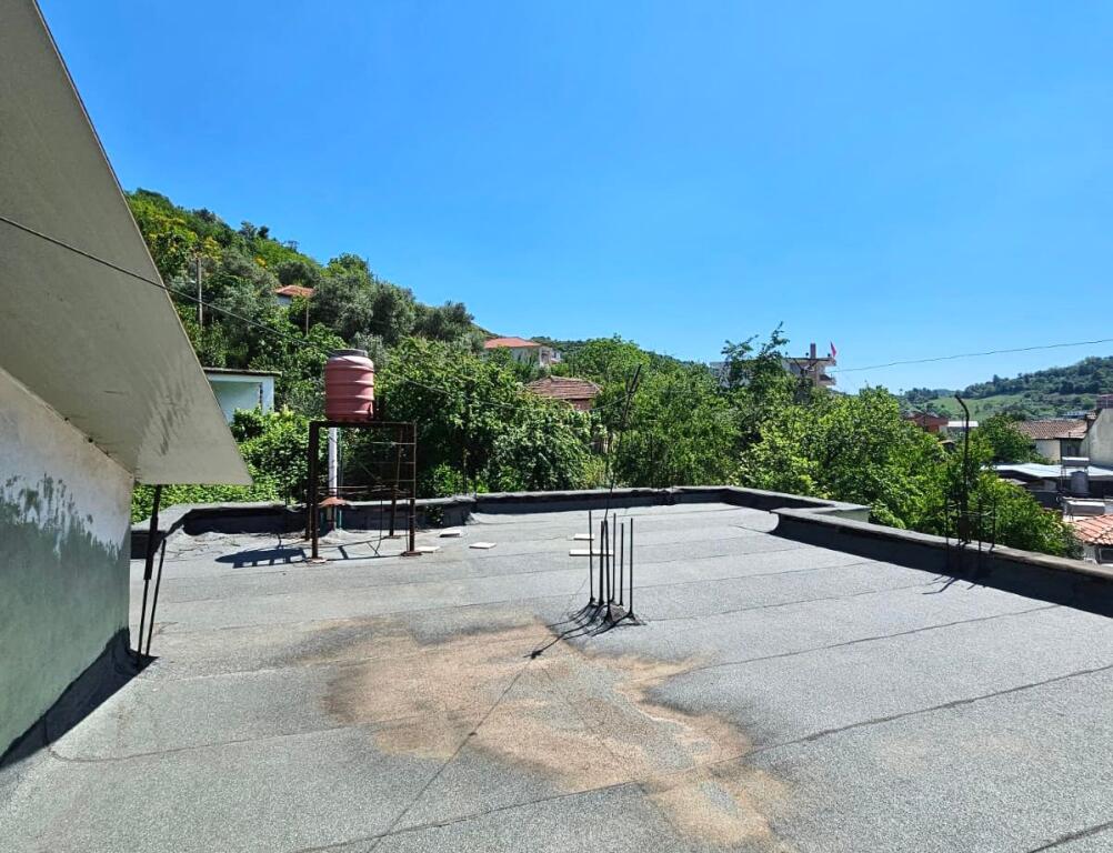 Shitet Shtëpi Private 1 Kat (3+1+2wc) +1 Kat gjysëm-nëntoke + Truall ne Kombinat, Tirane.