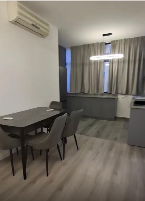 APARTAMENT ME QERA 1+1 BULEVARDI ZOGU I PARE 650 EURO