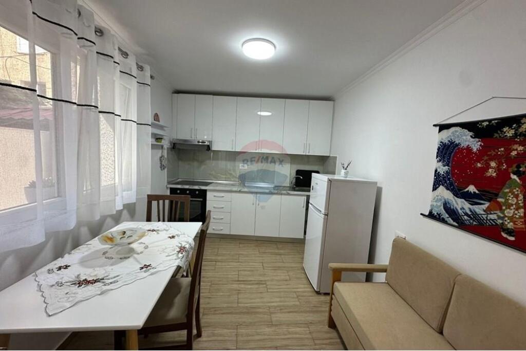 *Apartament 1+1 me Qira-Rruga e Barrikadave*