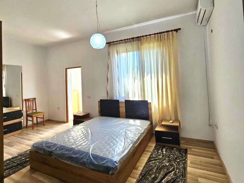 Shitet Shtëpi Private 1 Kat (3+1+2wc) +1 Kat gjysëm-nëntoke + Truall ne Kombinat, Tirane.