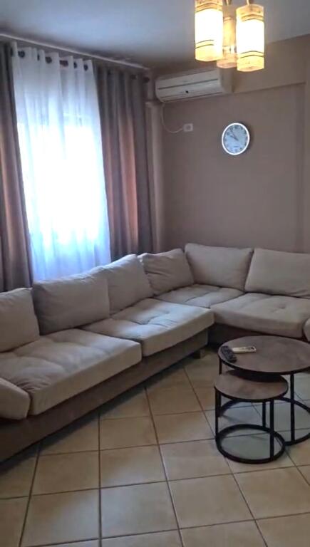 🏢Ne zonen e 21 Dhjetorit,Rr.Shefqet Musaraj jepet me qera apartament 2+1,i mobiluar.65,000Leke
