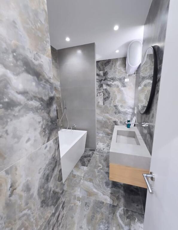 GJIMNAZI PARTIZANI Shesim apartament me garazhd 1+1.