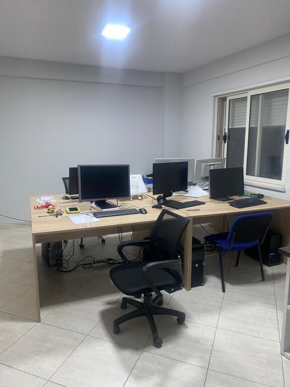 Affittasi 2+1 per ufficio o abitazione in Via Jordan Misja vicino a Generi