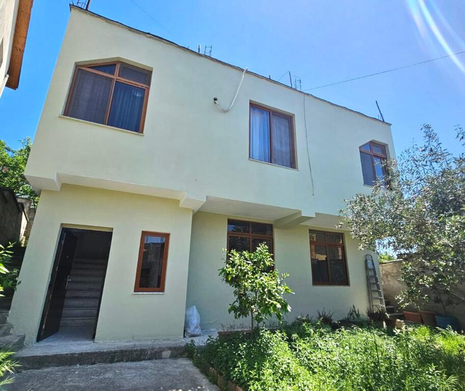 Shitet Shtëpi Private 1 Kat (3+1+2wc) +1 Kat gjysëm-nëntoke + Truall ne Kombinat, Tirane.