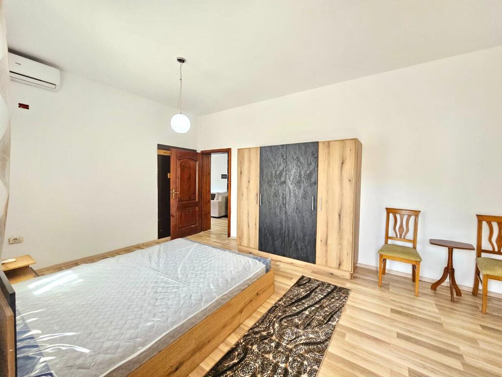 Shitet Shtëpi Private 1 Kat (3+1+2wc) +1 Kat gjysëm-nëntoke + Truall ne Kombinat, Tirane.