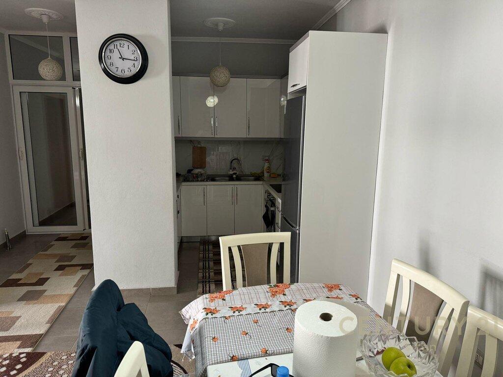 Shitet apartament 2+1 +2 me depo, prane Terminalit D (Veri Jug).
