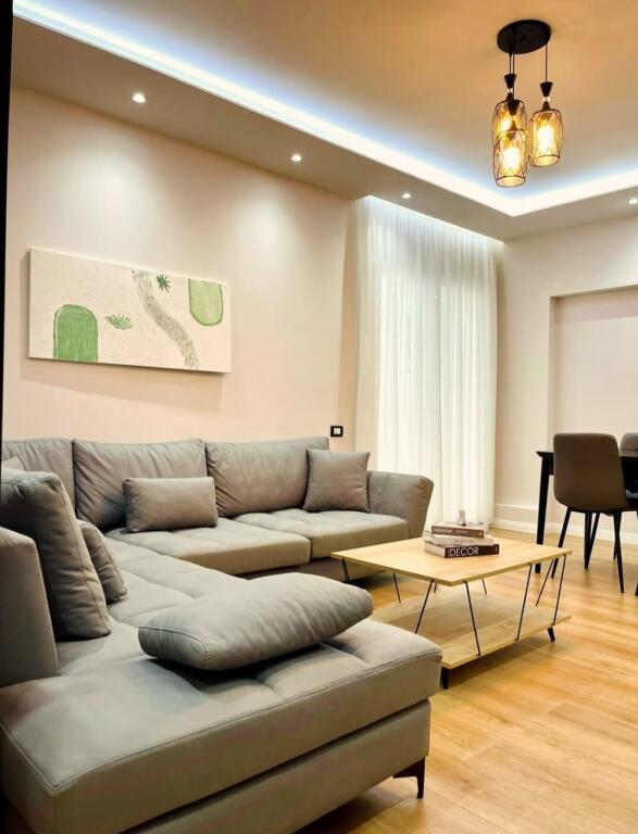Prane Kompleksit Delijorgjit Shitet Apartament 2+1+2 i Sapo Mobiluar